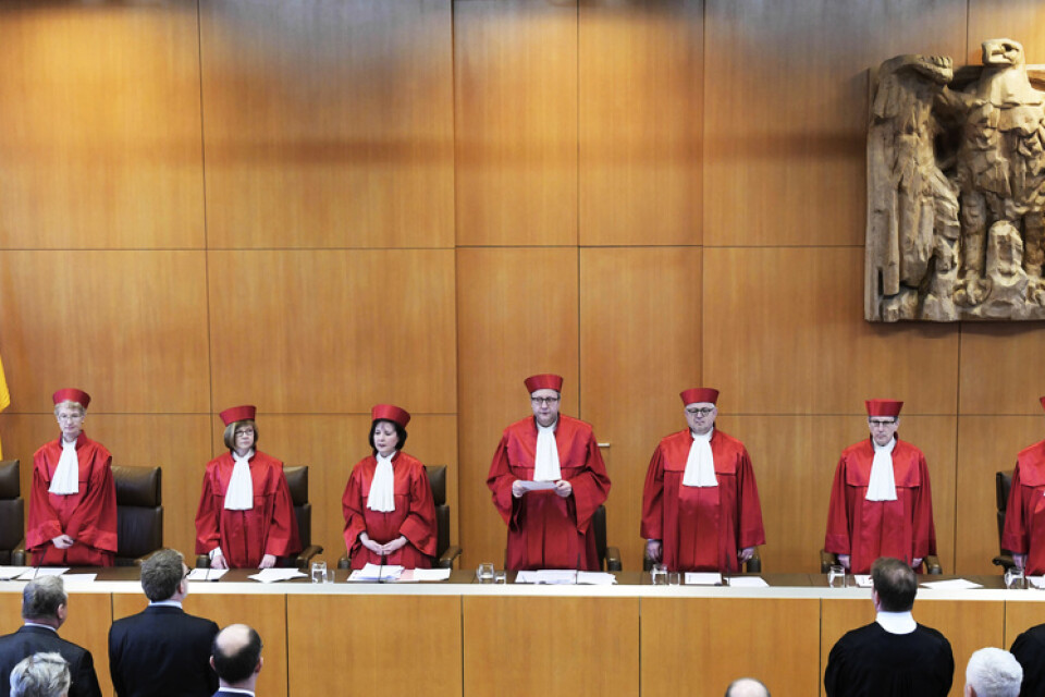 Domare vid Tysklands författningsdomstol då de på onsdagen förkunnade sitt beslut om att en lag mot aktiv dödshjälp strider mot konstitutionen.