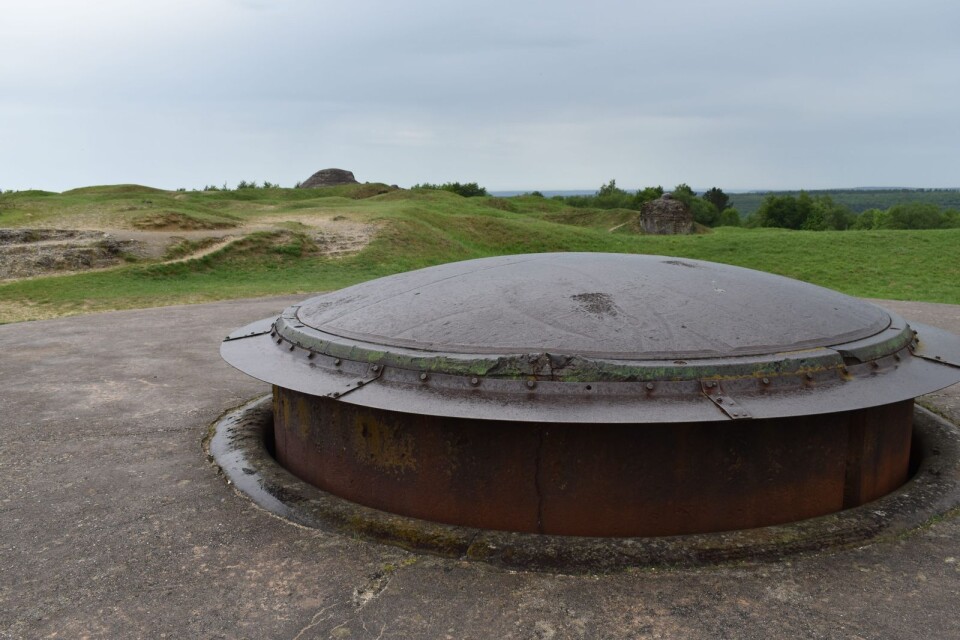 Flera av de höj- och sänkbara ståltornen finns kvar på Fort Douaumont.