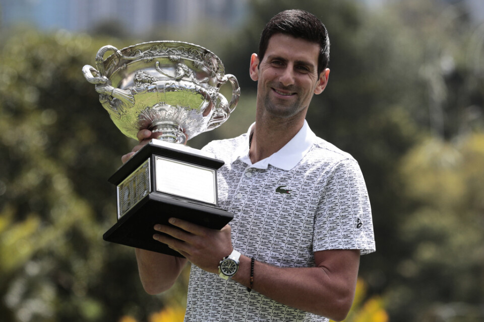 Dagen efter att ha tagit sin åttonde titel i Australian Open poserar Novak Djokovic med pokalen i Botaniska trädgården i Melbourne.
