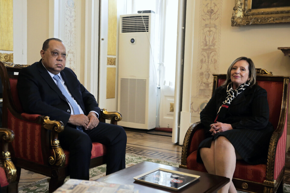 Angolas riksåklagare Hélder Pitta Grós i möte med sin portugisiska kollega Lucília Gago i Lissabon i torsdags.