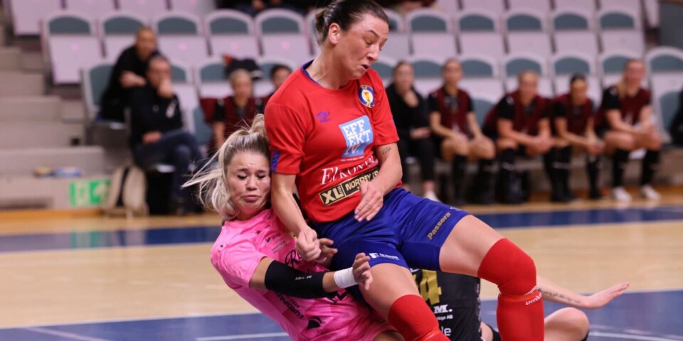 Slutspelsmatch och stentuffa dueller när Baik föll mot Örebro. Här är Stina Jenesen i duell med gästernas målvakt.
