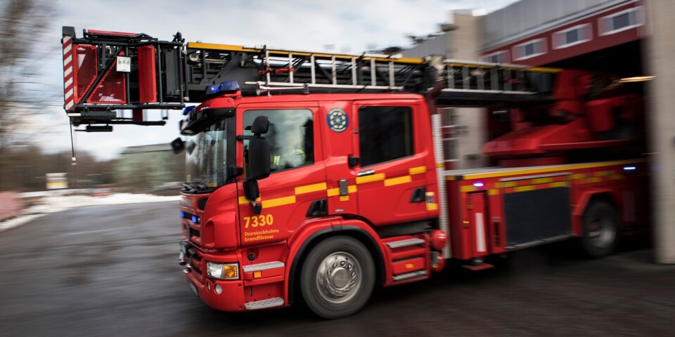 Brandbilarna kom inte fram i terrängen – så räddningstjänsten valde att ta sjövägen till branden.