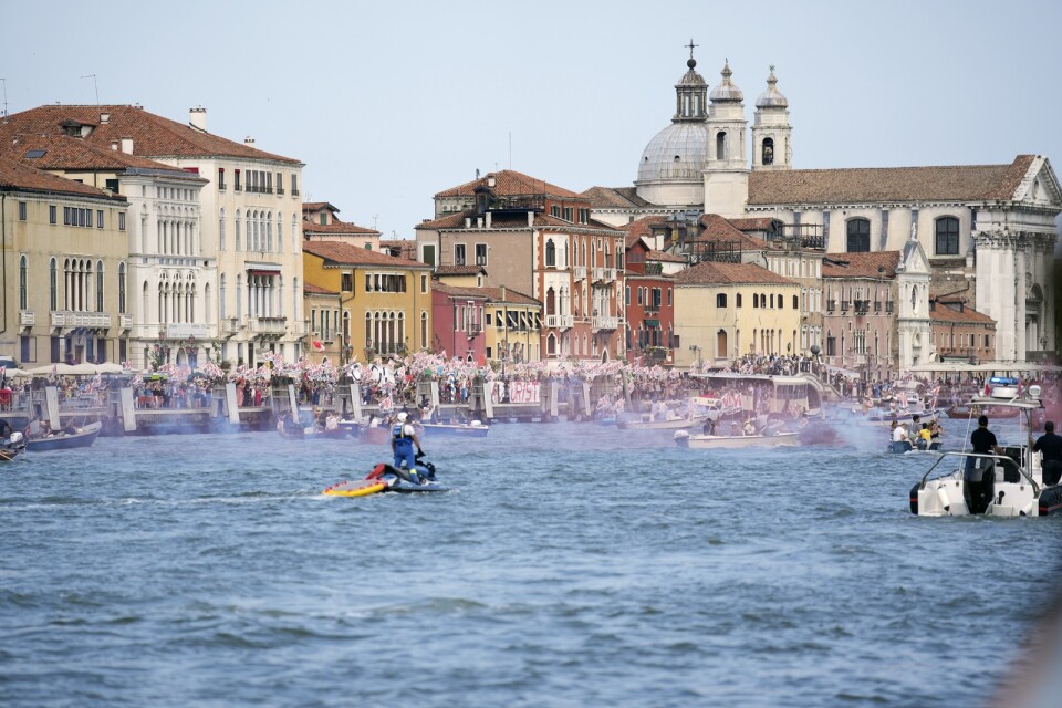 Venedig får vara kvar på FN-organet Unescos världsarvslista utan nedgraderad status ett tag till. Den italienska staden skulle klassas som hotad om man inte löste problemen med de kryssningsfartyg som lägger till i lagunen. Arkivbild.