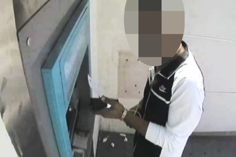 En övervakningskamera vid en bankomat fångade en av männen när denne tog ut pengar.