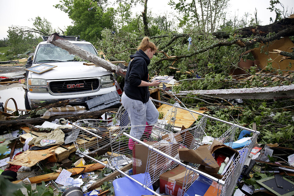 Även i Oklahoma har en tornado orsakat förödelse. I Peggs har den kraftiga virvelvinden kastat ut en kvinnas tillhörigheter från ett förråd.