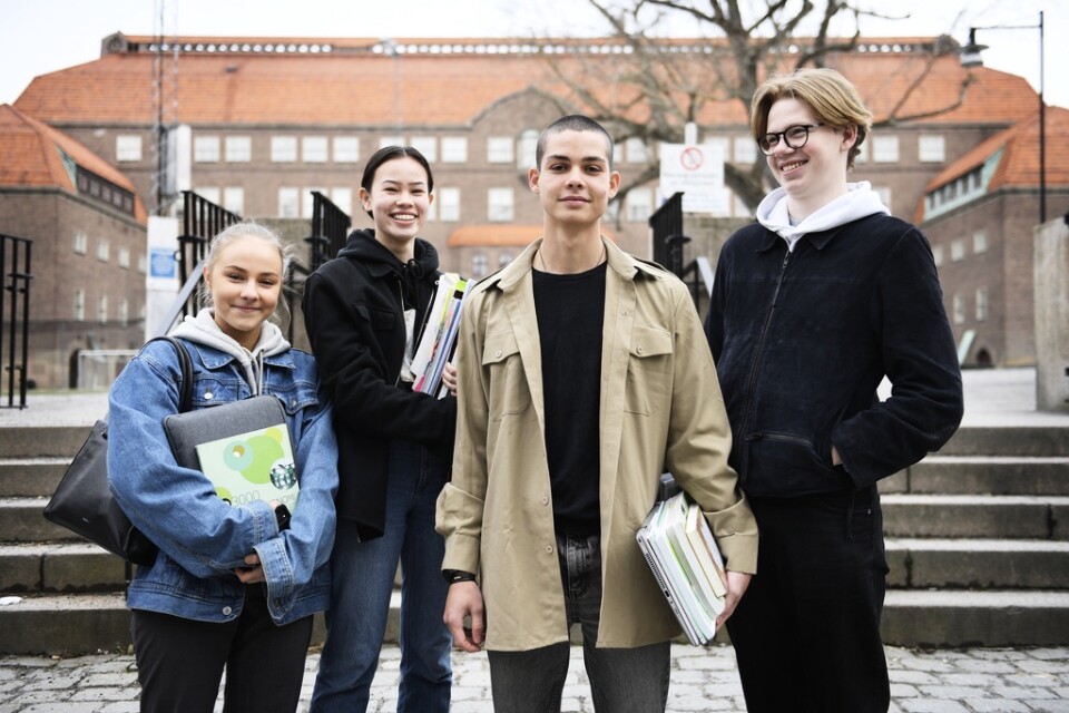 Madeleine Örenmark, Amanda Karlsson, Jakob Strömberg och Philip Byström som går i tvåan på Östra Reals gymnasium vet inte vad som ska hända nu när skolan stänger.
