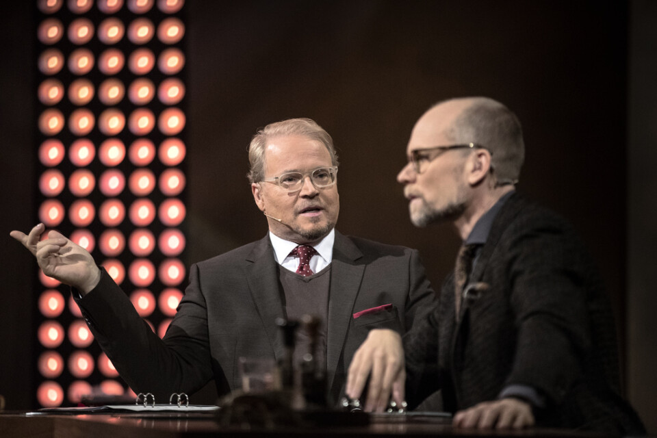 Domaren Fredrik Lindström och programledaren Kristian Luuk i SVT:s frågesportprogram "På spåret". Arkivbild.