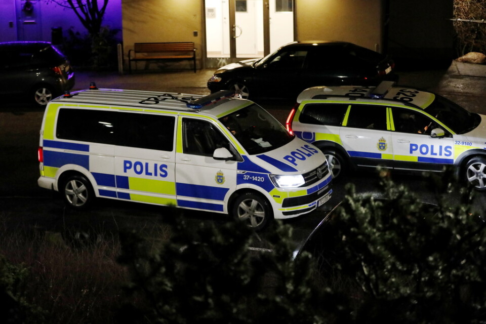 Polisen på plats i Rågsved efter explosionen i en port till ett flerfamiljshus.