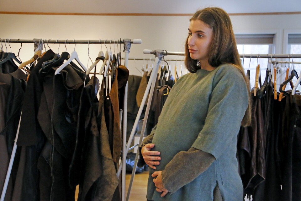 Många lager kläder och en väst med en låtsasmage gestaltar Ellen Brattell som höggravid. Hon spelar Granhammarsmannens mamma och ska iscensätta förlossningen.