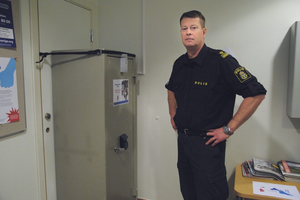 Magnus Vendler, polis i Hässleholm visar vart man kan lämna in vapnen.