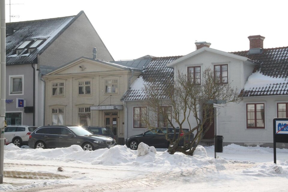 Intill bostaden finns Borgholms bio, som också ingick i köpet. De nya ägarna flyttade till Borgholm vid nyåret. Foto: Maria Brynielsson