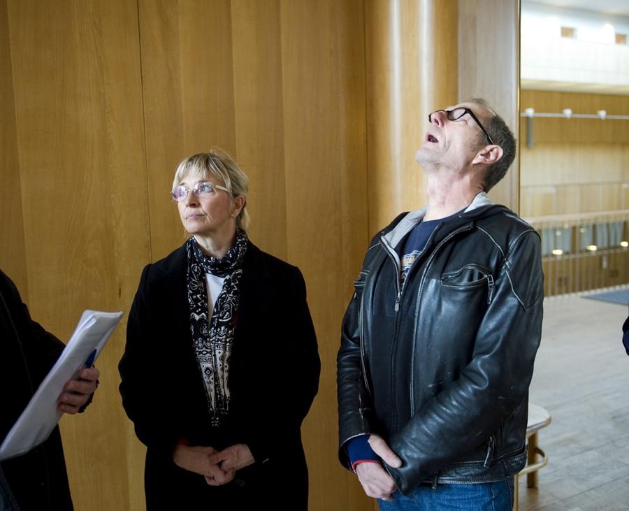 Ulf och Inger Nilsson, föräldrar till till den avlidne Tommy Nilsson tog emot domen där en av de två tjänstemän som åtalats sedan en Tommy nekats tvångsvård fälldes i tingsrätten.