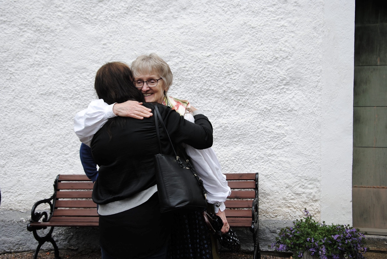 Yvonne Åkesson fick många kramar efter 27 år som lärare. Foto: Sara Kring