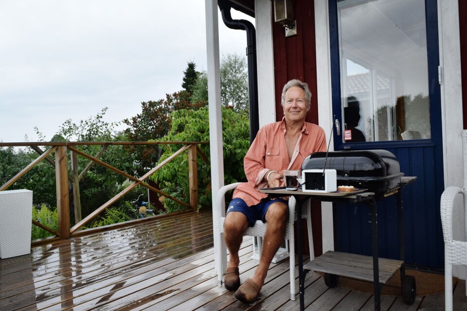 Meteorologen Mats Andersson har nyss dukat upp frukost på sin altan.