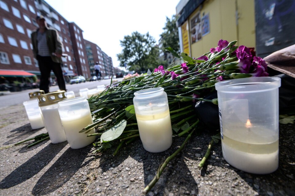 Ljus och blommor vid minnesplatsen på Sergels väg i Malmö där en 30-årig kvinna sköts till döds i förra veckan.