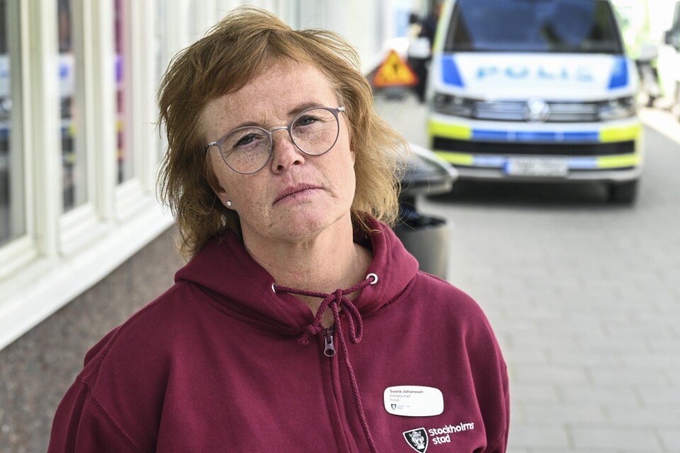Sussie Johansson, enhetschef för fritidsverksamheten i Rinkeby-Kista, försöker lugna de boendes oro och ångest i Husby.