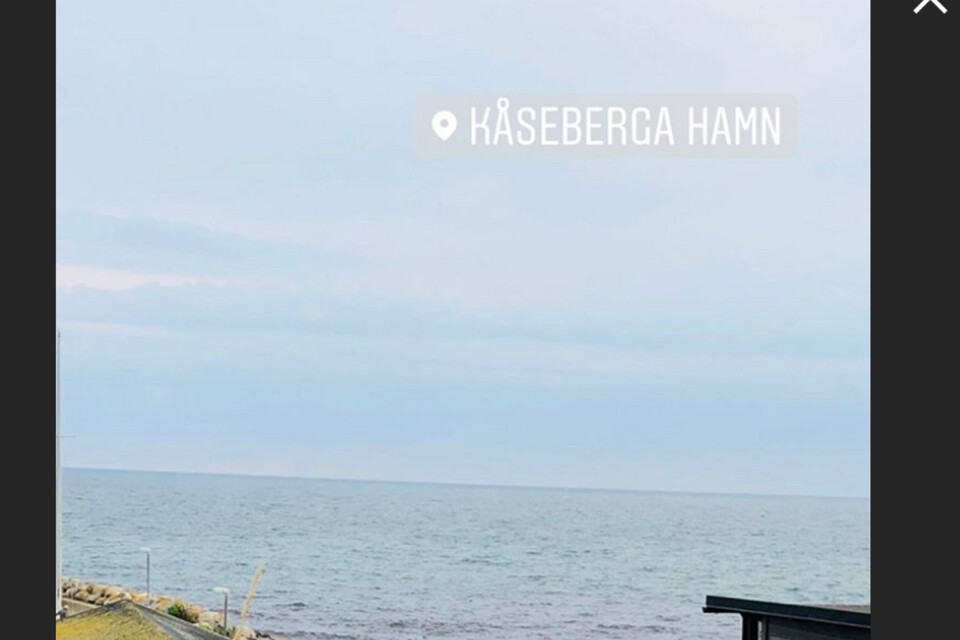 Under onsdagsförmiddagen passade artisten på att åka till Kåseberga och besöka Ales stenar bland annat. Bilden föreställer Kåseberga Hamn och är tagen från Benjamin Ingrossos Instagram-story.