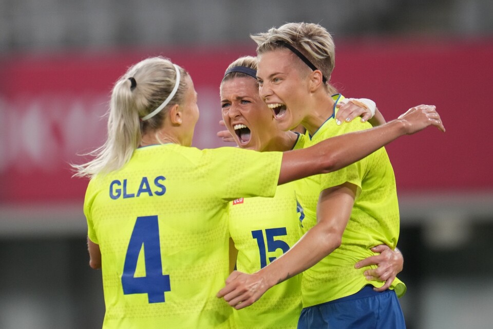 Lina Hurtig, till höger, firar sitt 3–0-mål mot USA tillsammans med Hanna Glas och Olivia Schough.