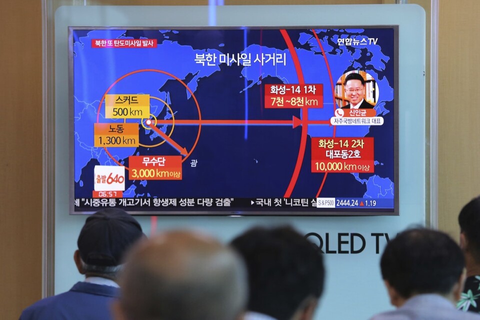 Människor i Sydkorea tittar på ett nyhetsinslag om robotuppskjutningen.