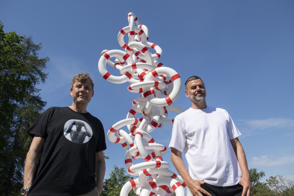 Konstnärsduon Michael Elmgreen (till höger) och Ingar Dragset poserar framför sitt nya verk "Life rings" som ställs ut på Djurgården i Stockholm.