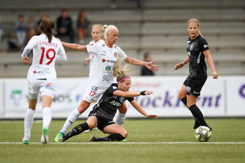 Rosengårds Caroline Seger och Växjö DFF:s Jelena Cankovic i en tuff duell i torsdagskvällens match som slutade 1–1.
