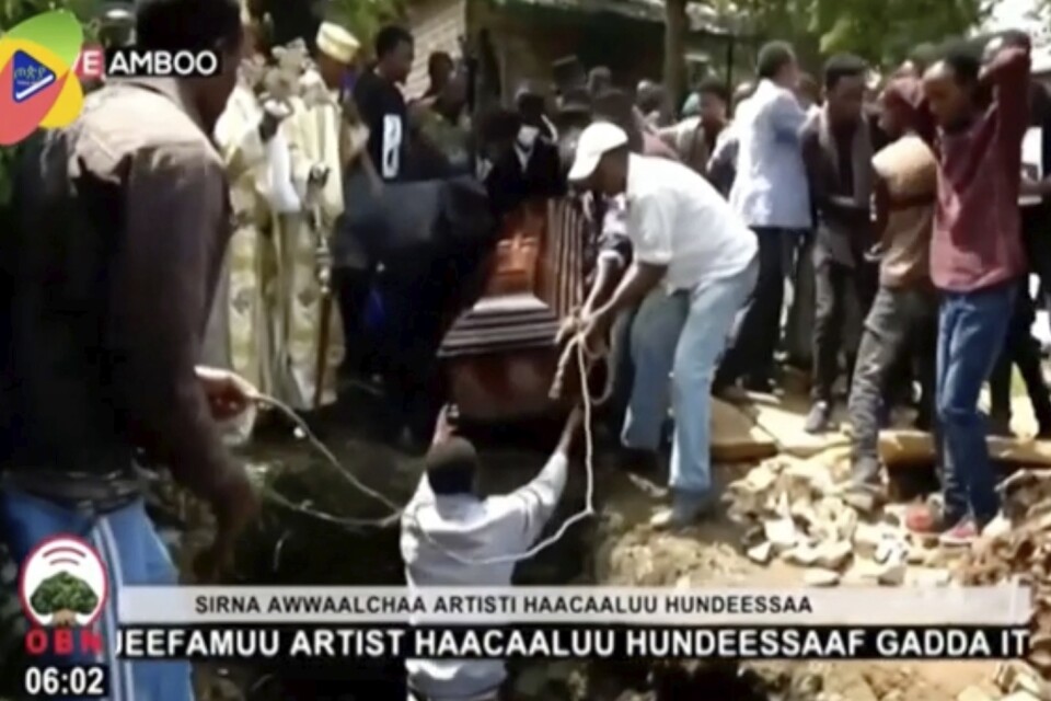 Internet släcktes ned i Etiopien dagen efter dödsskjutningen av sångaren Hachalu Hundessa. Så gott som den enda information som finns att tillgå är den som delges via etiopisk tv, som här under en sändning av Hundessas begravning i juli.