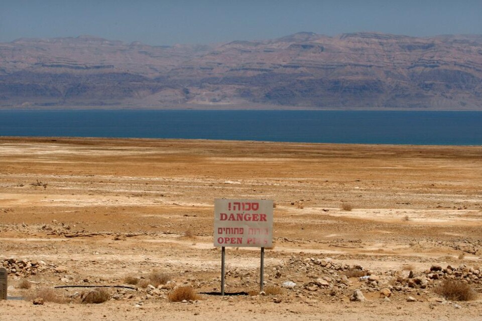 Döda havet är döende. Och det leder till så många slukhål att Israel knappt hinner lappa och laga. Varje år uppstår hundratals slukhål längs Israels Dödahavskust. Den sjunkande vattennivån i havet, som beror på att människan lägger beslag på alltmer av
