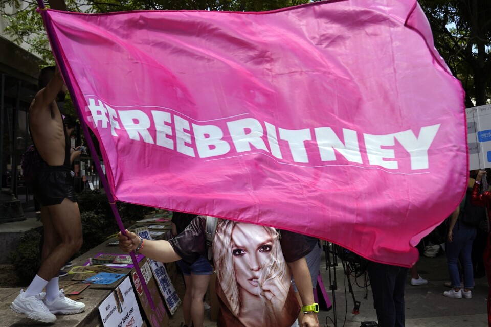 En Britney Spears-supporter visar sitt stöd för popstjärnan i juni 2021. Spears har hävdat att hennes förmyndarskap är kränkande. Nu kan ett nytt lagförslag bli verklighet och ta makten från hennes pappa som är hennes förmyndare. Arkivbild.