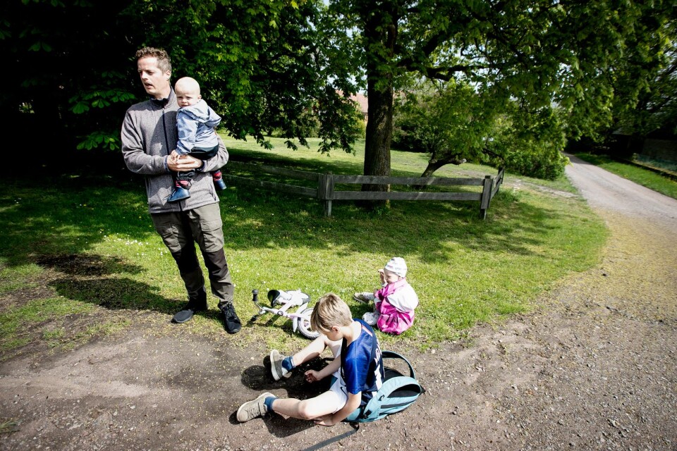 Läraren Mårten Hördegård med barnen Stina, två år, Alf, ett år, och Ivar, sju år.