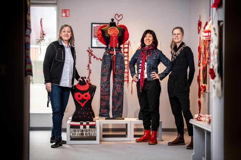 Susanne Ström, informationsansvarig på Blekinge museum, och Else Österberg och Carina Karlsson från Slöjd i Blekinge mitt bland Blekingebornas bidrag till utställningen ”Röda tråden” som nu visas upp på museet.