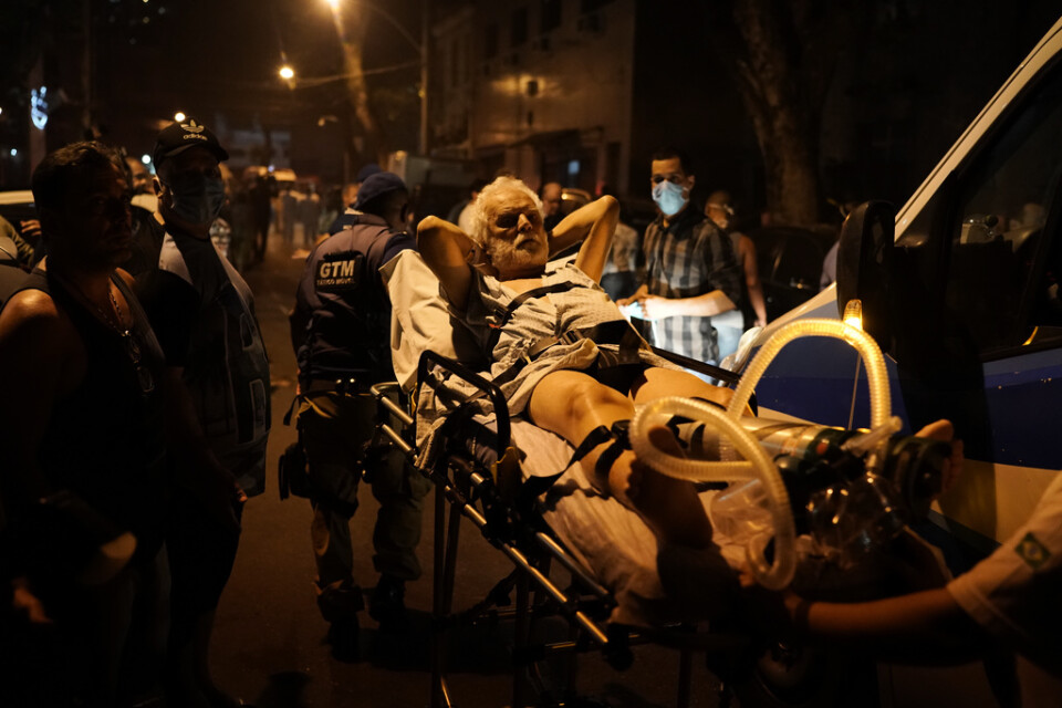 Patienter evakueras från sjukhuset i Rio de Janeiro.