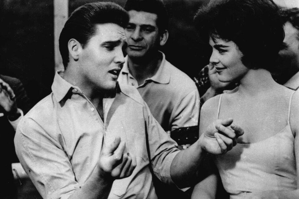 Elvis Presley toppar den brittiska albumlistan, nästan 40 år efter sin död. Det betyder att han haft fler album på listans topp än någon annan manlig soloartist, rapporterar Reuters. Det är skivan \"If I can dream\", där Royal Philharmonic Orchestra tolk
