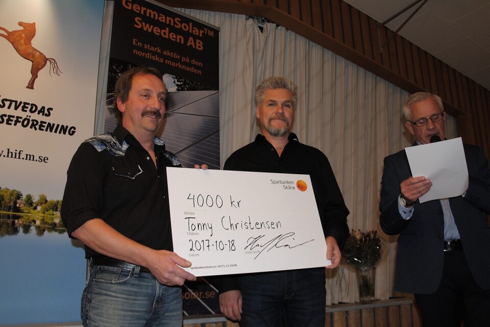 Tonny Christensen (t v) tar emot utmärkelsen av Hans-Inge Reimers och Alf Månsson.                           Foto: Andreas Örwall Lovén
