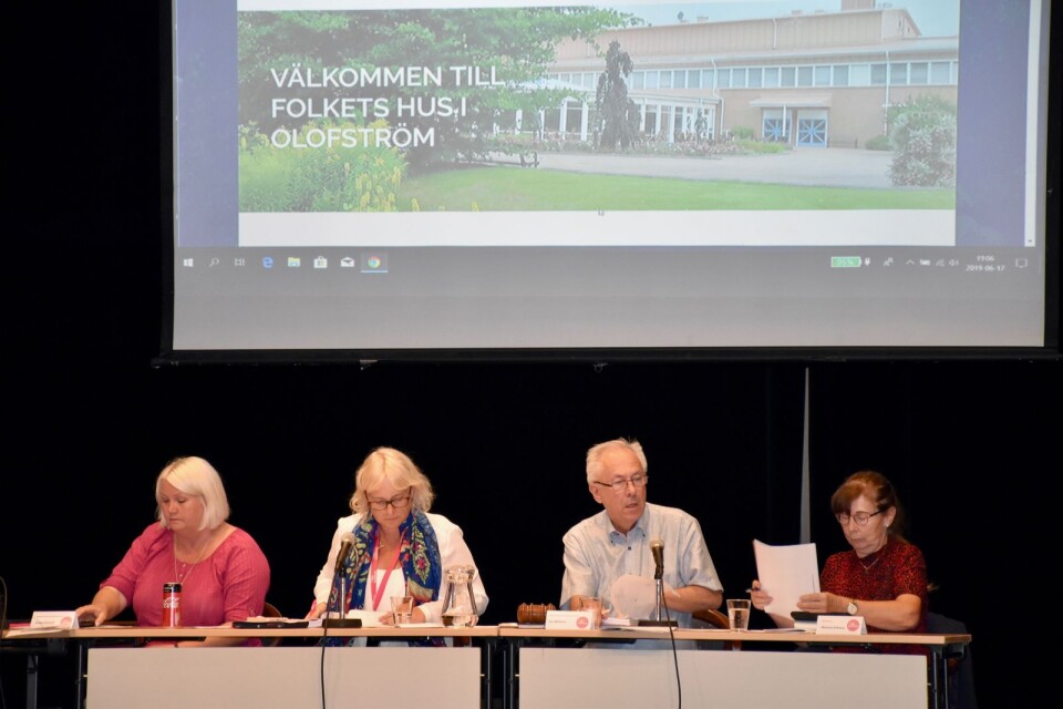 Med pokeransikten på kommunfullmäktiges presidium genomfördes formaliteterna kring att Sara Rudolfsson begärt entledigande från samtliga politiska uppdrag i kommunen. Från vänster Annika Sjöstedt (S), kommunchef Iréne Robertsson, Jan Björkman (S) och Marianne Eriksson (M).
