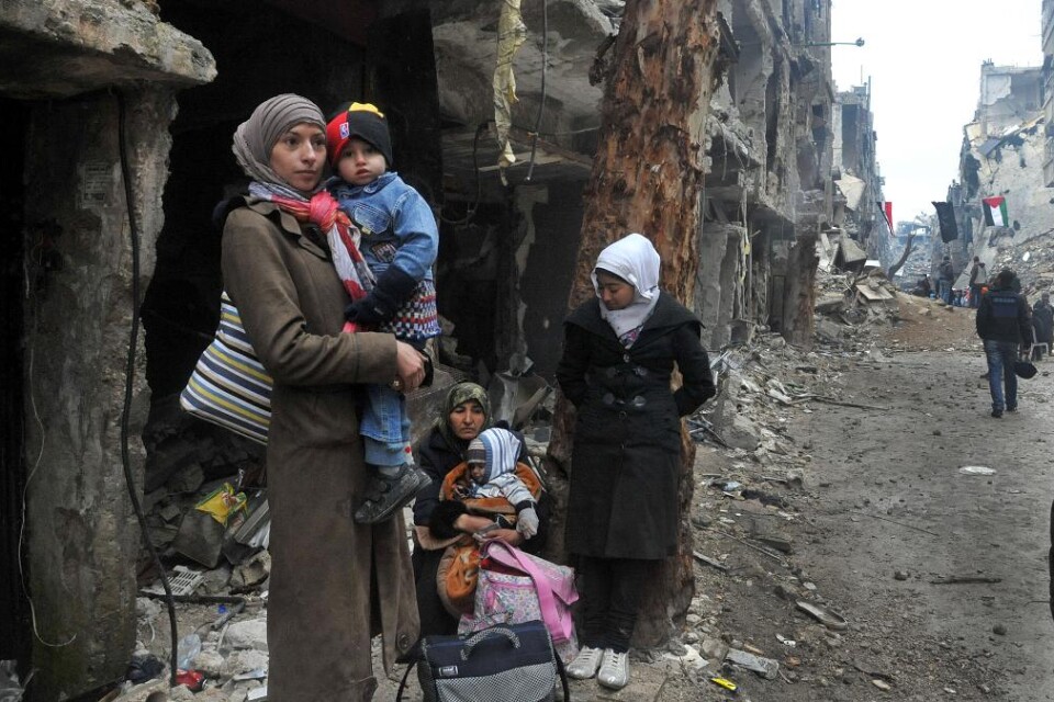 Islamiska staten och Nusrafronten har intagit delar av det palestinska flyktinglägret Yarmuk, strax utanför Damaskus. - Stridande från IS inledde en attack i morse mot Yarmuk och tog över en majoritet av lägret, säger den politiske chefen för PLO i Dama