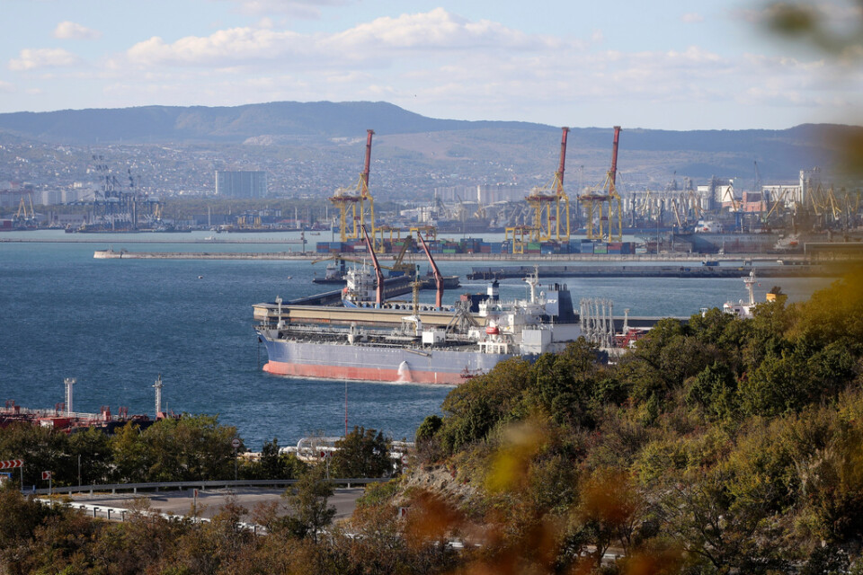 Rysk oljetanker i oljehamnen i Novorossijsk, Ryssland. Arkivbild