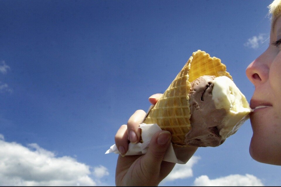 Många svalkar sig med en god glass i sommarvärmen. Foto: Arkivbild