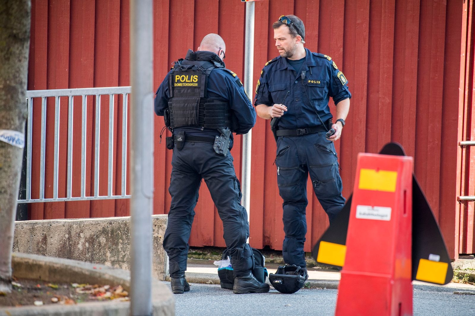 MisstŠnkt bomb hittades vid polishuset i Karlskrona. Det visade sig vara ett tŠlt.
