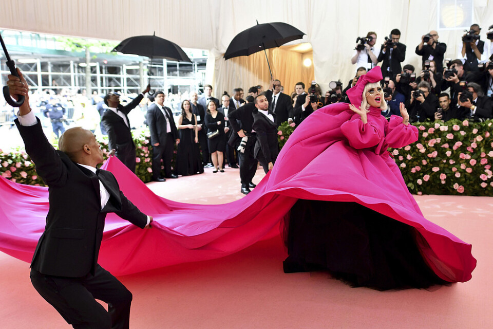 Lady Gaga skalade av lager efter lager på rosa mattan in till Met-galan.