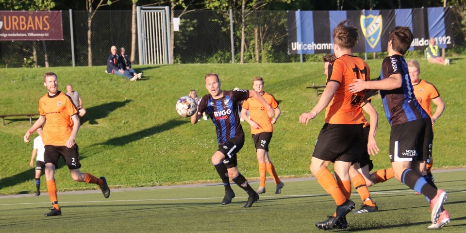 Förra säsongen ställdes Gällstad och UIFK mot varandra i division 4. Nästa säsong är bara de orangeklädda kvar i samma serie. Arkivbild.