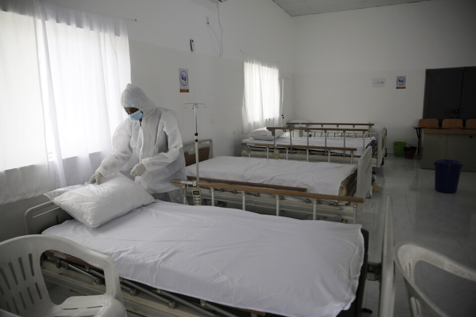 Vårdarbetare förbereder ett rum där coronaviruspatienter ska isoleras på ett sjukhus i Jemens huvudstad Sanaa. Bilden är från den 15 mars.