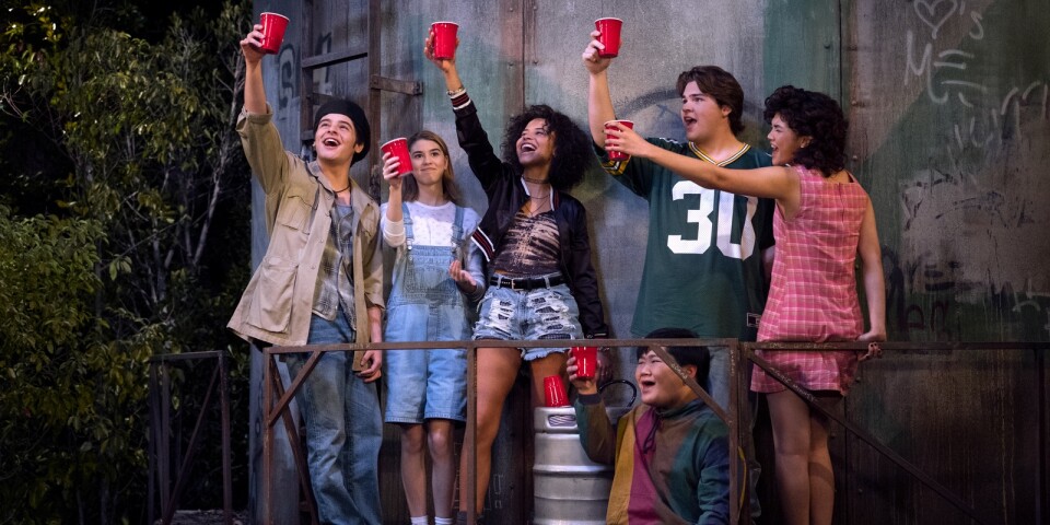 90-talets tonåringar dricker öl och festar precis som 70-talets tonåringar högst upp i vattentornet i komediserien ”That ‘90s Show”.