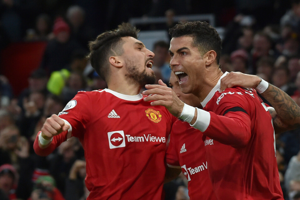 Manchester Uniteds Cristiano Ronaldo, till höger, firar med lagkamrater sedan han blivit historisk i 3–2-segern över Tottenham.