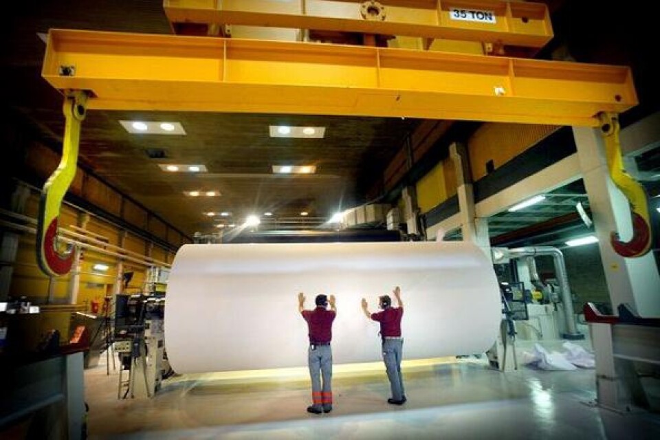 Maskinen levererar pappersrullar som väger sju ton. Rullarna kapas i kortare delar och pappret klipps sedan till A4-format.BILDER: LASSE OTTOSSON