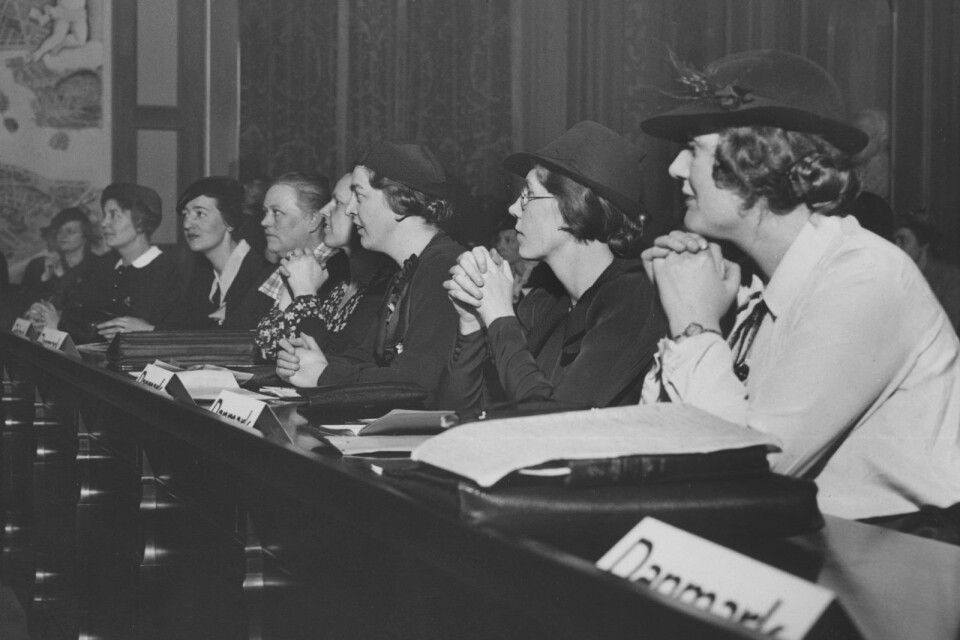 Året är 1937 och i Stockholm arrangeras Nordiska kvinnosaksmötet med fokus på kvinnosaksfrågor.