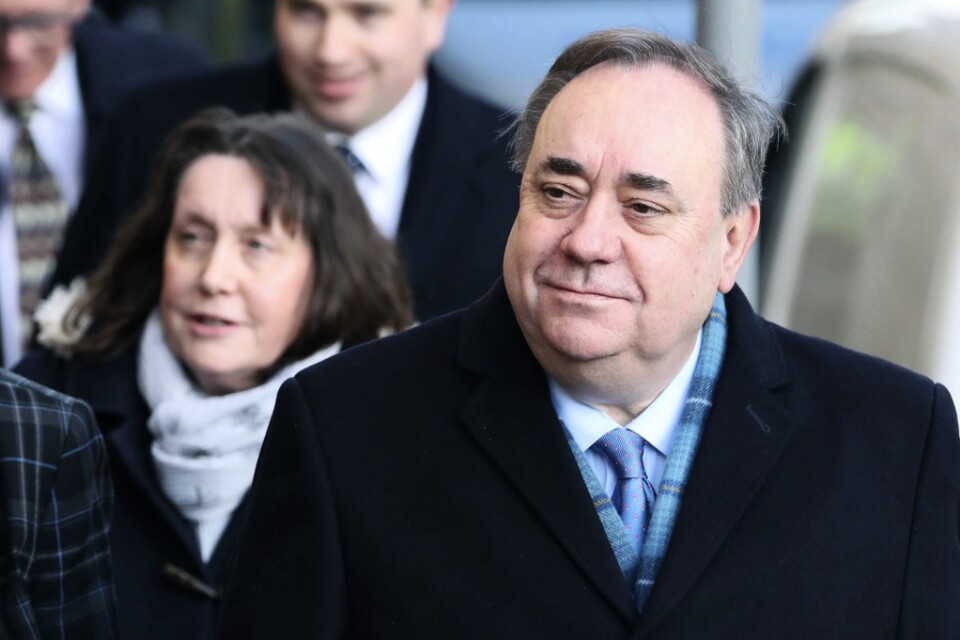 Skottlands tidigare regeringschef Alex Salmond anländer till rättegången mot honom om sexualbrott i 14 fall mot tio kvinnor. Han säger att anklagelserna står utom alla proportioner och anser sig vara oskyldig.