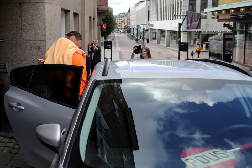 Den 22-årige mannen, som på fredagen friades från dråp på två personer som bröt sig in i hans lägenhet, förs in till häktningsförhandlingarna vid Borås tingsrätt hösten 2022. Arkivbild.
