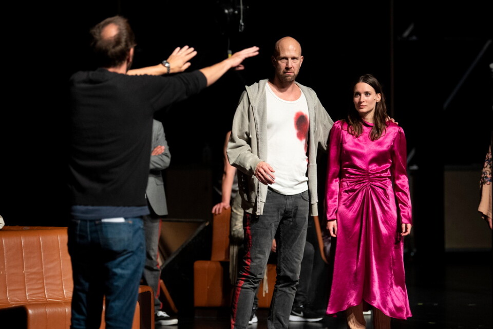 Alexander Mørk-Eidem instruerar Alexander Lycke (Cytano) och Josefin Asplund (Roxanne).