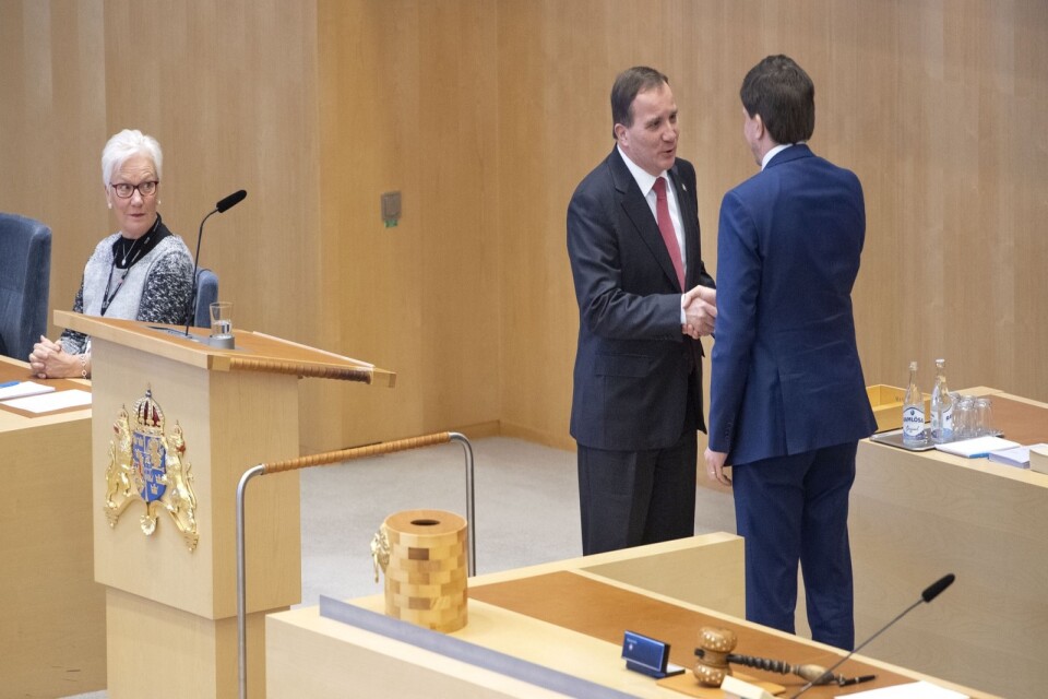 Statsminister Stefan Löfven (S) tar emot statsministerförordnadet av riksdagens talman Andreas Norlén.
Foto: Jessica Gow / TT