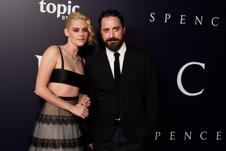 Kristen Stewart tillsammans med regissören Pablo Larrain inför premiären för "Spencer". Arkivbild.